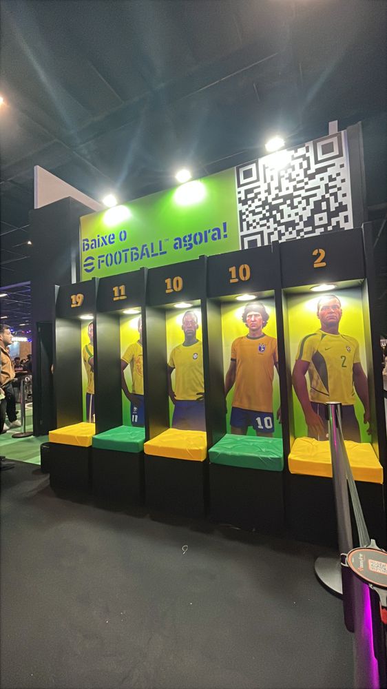 Parede de cartas do eFootball no estande da KONAMI.