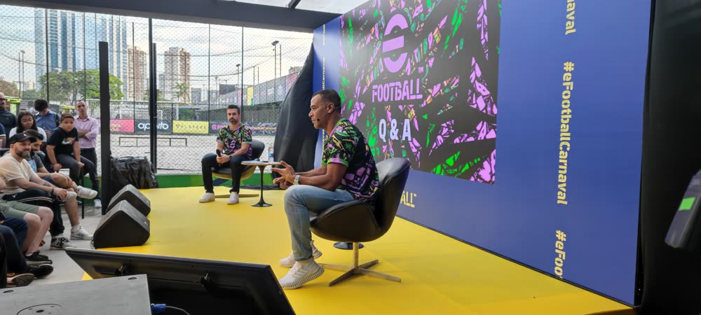 Cafu no palco do Carnaval eFootball.