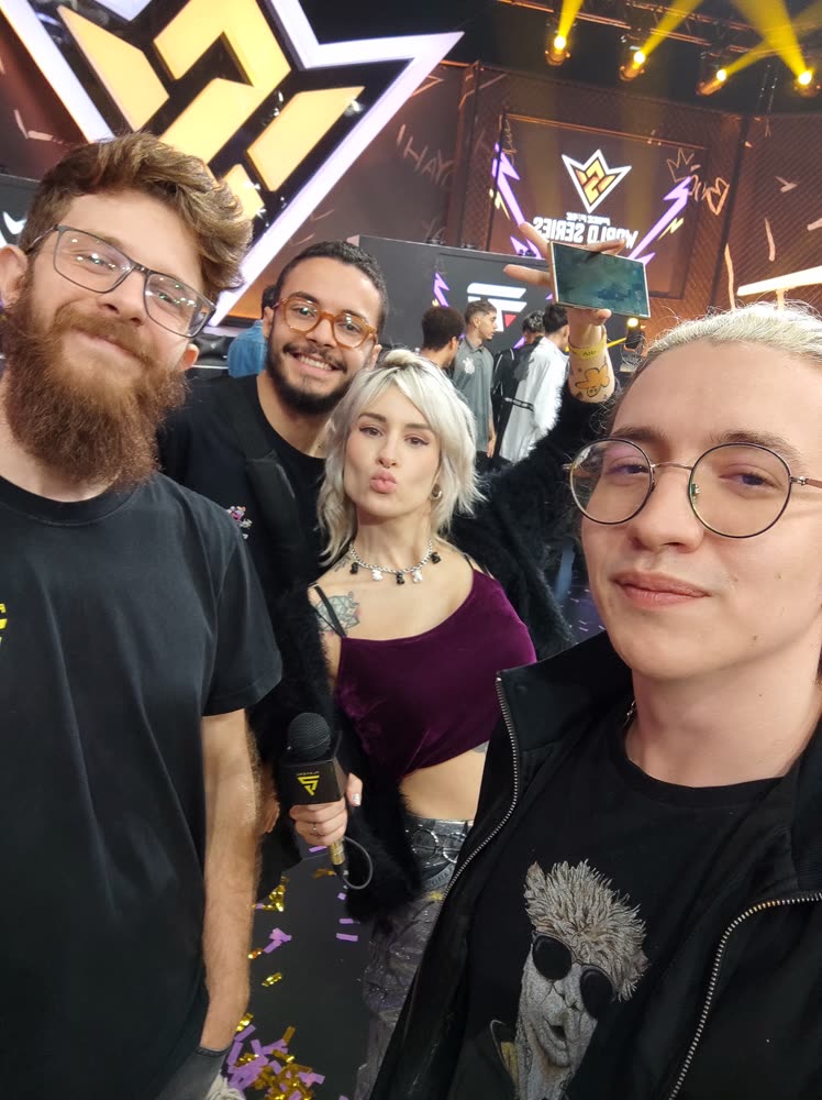 Eu e a equipe de produção de conteúdo.