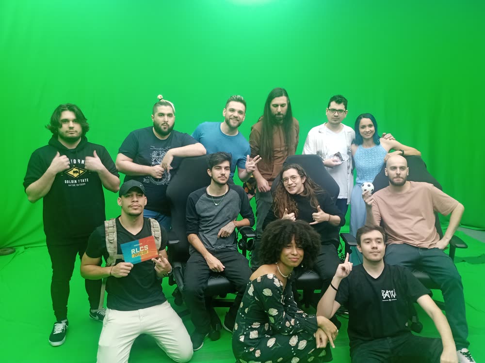 A equipe no estúdio de chroma key.