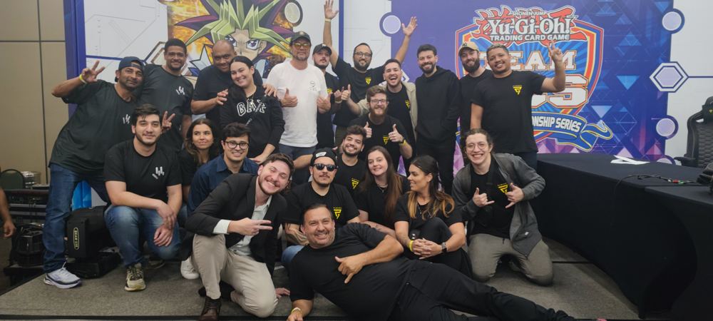 A equipe na primeira transmissão oficial de Yu-Gi-Oh! em português.